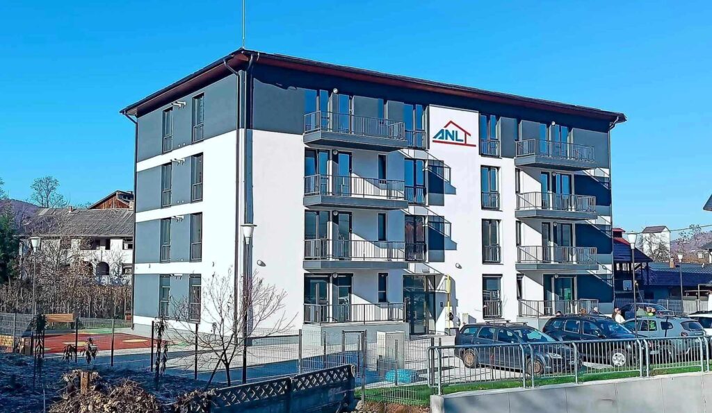 Agenția Națională pentru Locuințe (ANL), instituţie sub autoritatea Ministerului Dezvoltării, Lucrărilor Publice şi Administraţiei (MDLPA), a recepționat, în orașul Năsăud, 16 locuinţe pentru tineri, destinate închirierii.
