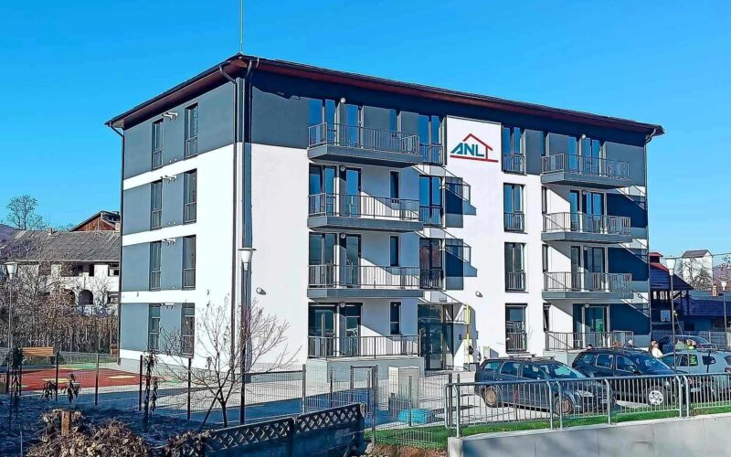 Agenția Națională pentru Locuințe (ANL), instituţie sub autoritatea Ministerului Dezvoltării, Lucrărilor Publice şi Administraţiei (MDLPA), a recepționat, în orașul Năsăud, 16 locuinţe pentru tineri, destinate închirierii.