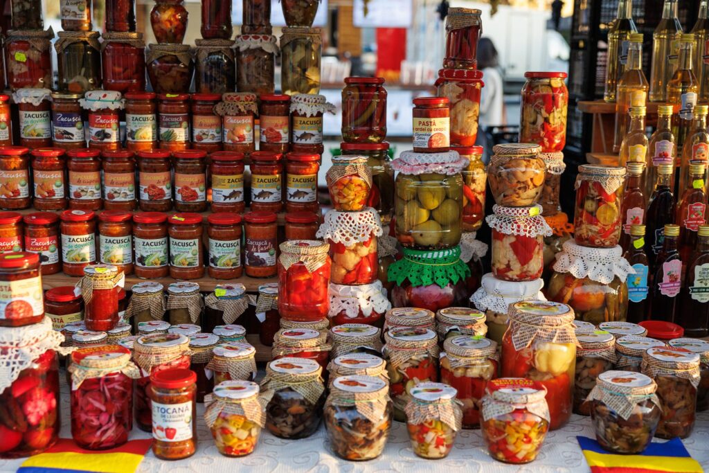 Am decis să organizăm aceste târguri ale Asociației Produs de Cluj (APC) în care oferim vizitatorilor, cu precădere, produse de post. Desigur, nu vor lipsi preparatele alimentare pentru cei dornici să se îndulcească, nici standurile cu lucrări ale meșteșugarilor clujeni”, a detaliat Alin Tișe, președintele CJ Cluj.