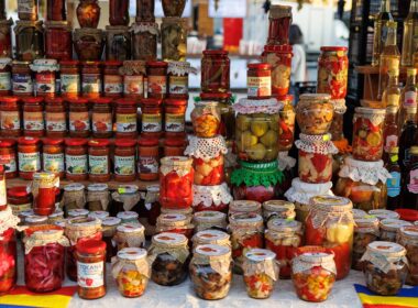 Am decis să organizăm aceste târguri ale Asociației Produs de Cluj (APC) în care oferim vizitatorilor, cu precădere, produse de post. Desigur, nu vor lipsi preparatele alimentare pentru cei dornici să se îndulcească, nici standurile cu lucrări ale meșteșugarilor clujeni”, a detaliat Alin Tișe, președintele CJ Cluj.