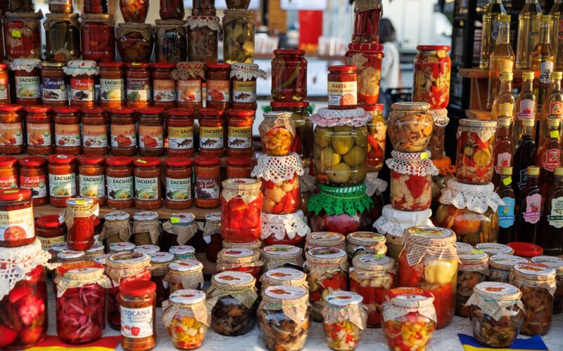 Am decis să organizăm aceste târguri ale Asociației Produs de Cluj (APC) în care oferim vizitatorilor, cu precădere, produse de post. Desigur, nu vor lipsi preparatele alimentare pentru cei dornici să se îndulcească, nici standurile cu lucrări ale meșteșugarilor clujeni”, a detaliat Alin Tișe, președintele CJ Cluj.