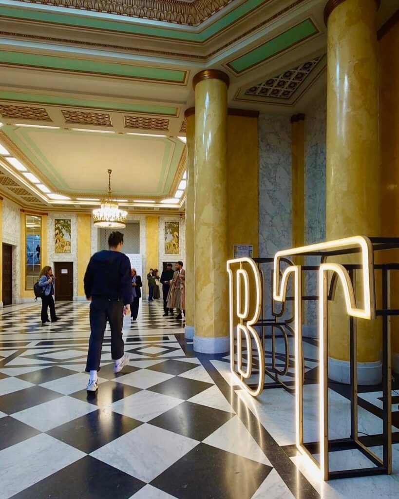Banca Transilvania (BT) Cluj a informat investitorii că agenția Fitch i-a îmbunătățit ratingul cu o treaptă. “Noul rating investment grade reflectă îmbunătățirea mediului operațional al băncilor din România, clasat acum la „BBB-”, precum și poziția solidă a BT în sistemul bancar românesc.