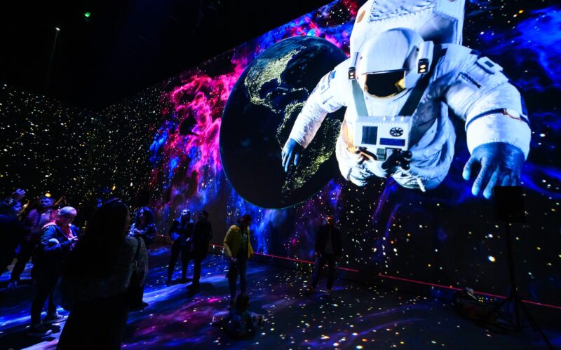 Museum of Immersive New Art (MINA) Cluj îl va primi pe Dumitru Prunariu, singurul român care a zburat în spațiu, în cadrul unui eveniment special dedicat explorării cosmosului.