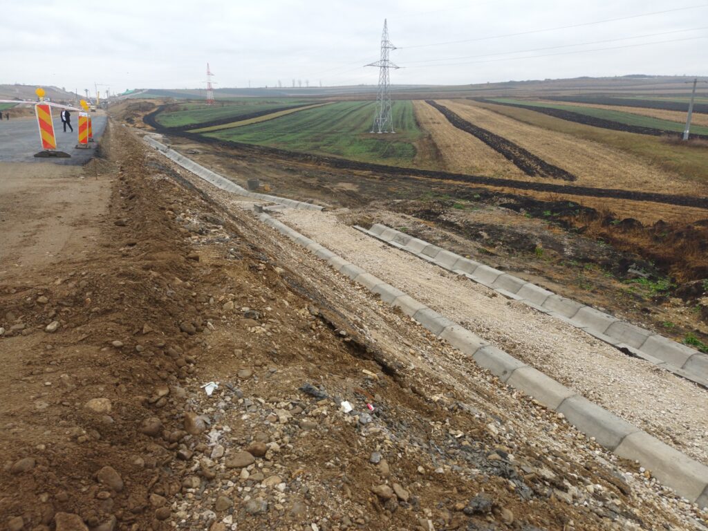 Drumul expres (DEx4) care va devia traficul de tranzit din municipiu pe Autostrada Transilvania (A3) este programat să fie gata la mijlocul anului viitor.