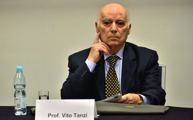 Facultatea de Business Cluj din cadrul Universităţii Babeş-Bolyai (FBC - UBB) găzduieşte vizita lui Vito Tanzi, personalitate de renume mondial în domeniul economic şi financiar.