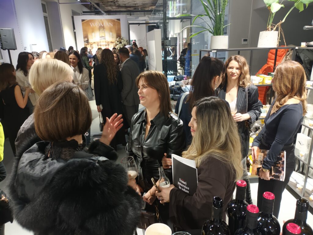 Galeria de artă s-a dovedit a fi neîncăpătoare pentru invitatele care au ținut să participe la lansarea ediției 2024-2025 a revistei The Woman.