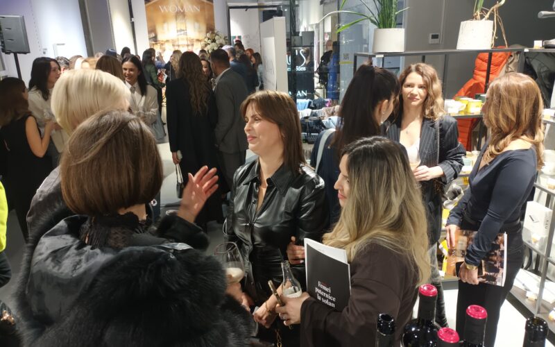 Galeria de artă s-a dovedit a fi neîncăpătoare pentru invitatele care au ținut să participe la lansarea ediției 2024-2025 a revistei The Woman.