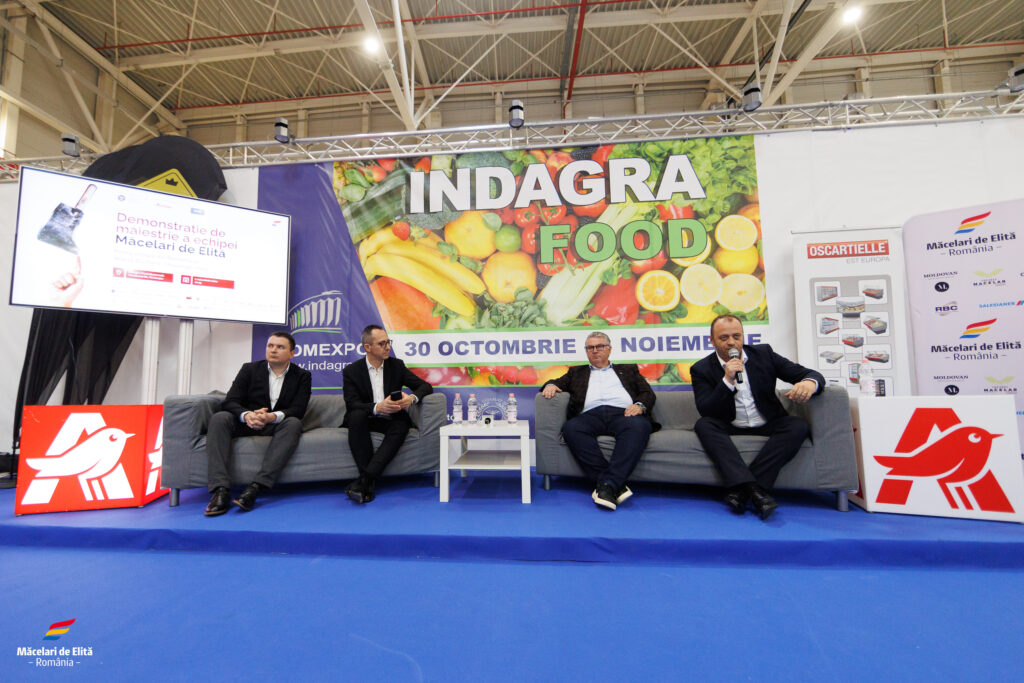 Cei 12 măcelari au făcut o demonstrație de măiestrie în fața publicului, pentru a exemplifica modul în care vor evolua la WBC.