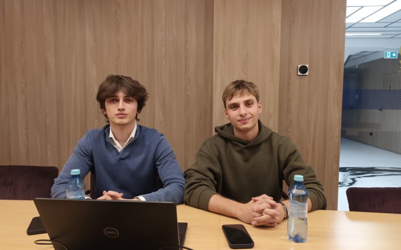 Proiectul BacUp constă într-o aplicație software cu lecții video, animații, simulări care folosește inteligența artificială, Machine Learning și parteneriatele cu experți pentru a îmbunătăți performanța la bacalaureat.