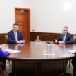Președintele Republicii Moldova, Maia Sandu, a avut o întrevedere cu Omer Tetik, director general al Băncii Transilvania (BT), și Bogdan Pleșuvescu, director general adjunct legal și fost director general al Victoriabank.
