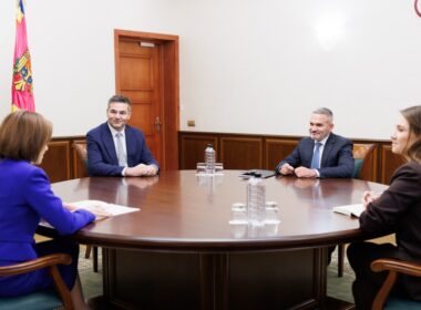 Președintele Republicii Moldova, Maia Sandu, a avut o întrevedere cu Omer Tetik, director general al Băncii Transilvania (BT), și Bogdan Pleșuvescu, director general adjunct legal și fost director general al Victoriabank.