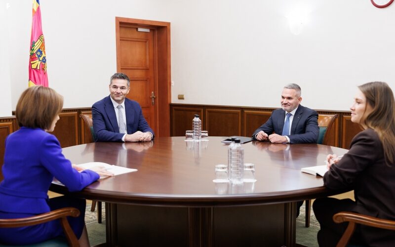 Președintele Republicii Moldova, Maia Sandu, a avut o întrevedere cu Omer Tetik, director general al Băncii Transilvania (BT), și Bogdan Pleșuvescu, director general adjunct legal și fost director general al Victoriabank.