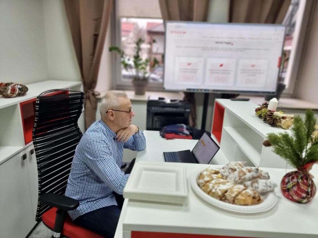 Asociații săi sunt Ciprian Morcan (51%), Lucian Maier (24%), Petru Turbuțan (20%), Claudia Halas (5%).