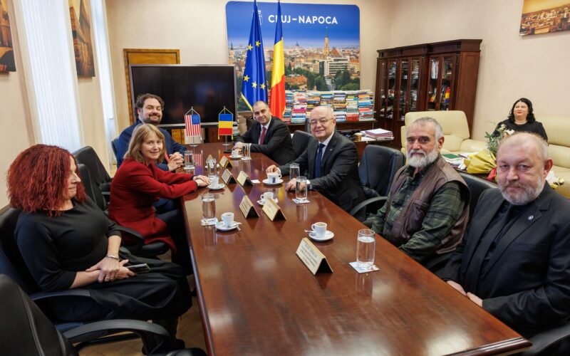 Am primit la primărie vizita ambasadoarei SUA, Kathleen Kavalec. Cu această ocazie am discutat despre teme actuale ale relațiilor bilaterale româno-americane, teme economice și politice, precum și aspecte care vizează atragerea a și mai multor investiții americane în municipiu”, a spus Boc.