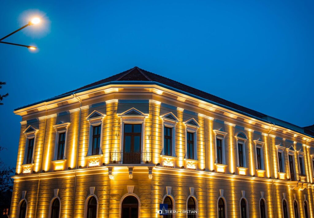 Principala unitate de învățământ școlar din orașul sălăjean, Școala Gimnazială Silvania, își va redeschide porțile în 2025 modernizată, după un proiect început în 2022 și finanțat de către Compania Națională de Investiții (CNI).  