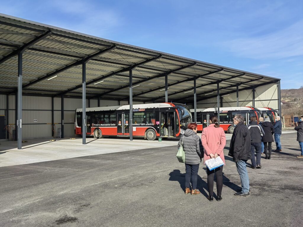 Proiectul prevede achiziția de 10 astfel de vehicule echipate cu sisteme inteligente (ITS) pentru transportul public local de persoane în Zalău.