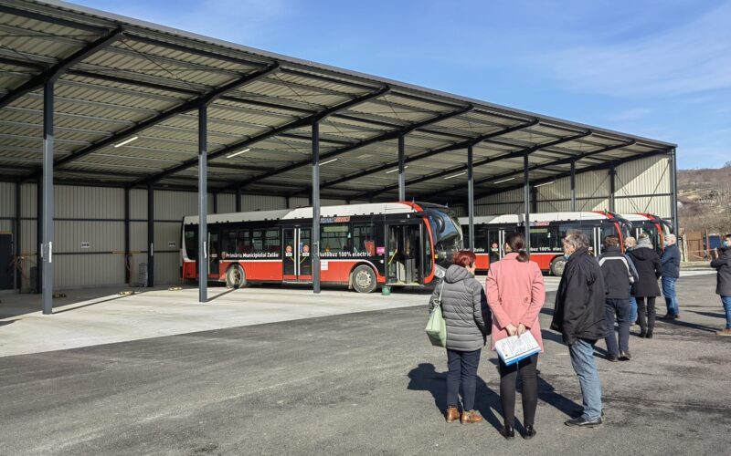 Proiectul prevede achiziția de 10 astfel de vehicule echipate cu sisteme inteligente (ITS) pentru transportul public local de persoane în Zalău.