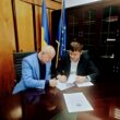 14 milioane de euro pentru reabilitarea Cinema Dacia Clădirea din municipiul Baia Mare se va transforma într-un centru multifuncțional destinat tinerilor. Primarul Doru Dăncuș a semnat, la Ministerul Dezvoltării, Lucrărilor Publice și Administrației (MDLPA), contractul de finanțare de 53 milioane lei destinat reabilitării Cinematografului Dacia. Procedura de achiziție pentru proiectarea și execuția lucrărilor va fi demarată în curând, iar lucrările vor începe în cinci luni. “La doar trei luni de când am depus primele documente pentru a intra pe lista sinteză, am semnat contractul de finanțare în prezența lui Alexandru Stoica, secretar de stat în MDLPA și a lui Gabriel Zetea, președintele Consiliului Județean Maramureș. Avem acum garanția împlinirii acestui obiectiv mult dorit de către băimăreni: primul centru multifuncțional dedicat tinerilor”, a spus edilul municipiului. Proiectul estimat la 70 de milioane de lei, beneficiază de o finanțare de 53 de milioane prin Programul Național de Consolidare a Clădirilor cu Risc Seismic Ridicat – Subprogramul pentru clădirile de interes și utilitate publică. Contribuția municipalității va fi de 17 milioane de lei, utilizată pentru câteva lucrări de interior și dotări specifice.