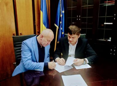 14 milioane de euro pentru reabilitarea Cinema Dacia Clădirea din municipiul Baia Mare se va transforma într-un centru multifuncțional destinat tinerilor. Primarul Doru Dăncuș a semnat, la Ministerul Dezvoltării, Lucrărilor Publice și Administrației (MDLPA), contractul de finanțare de 53 milioane lei destinat reabilitării Cinematografului Dacia. Procedura de achiziție pentru proiectarea și execuția lucrărilor va fi demarată în curând, iar lucrările vor începe în cinci luni. “La doar trei luni de când am depus primele documente pentru a intra pe lista sinteză, am semnat contractul de finanțare în prezența lui Alexandru Stoica, secretar de stat în MDLPA și a lui Gabriel Zetea, președintele Consiliului Județean Maramureș. Avem acum garanția împlinirii acestui obiectiv mult dorit de către băimăreni: primul centru multifuncțional dedicat tinerilor”, a spus edilul municipiului. Proiectul estimat la 70 de milioane de lei, beneficiază de o finanțare de 53 de milioane prin Programul Național de Consolidare a Clădirilor cu Risc Seismic Ridicat – Subprogramul pentru clădirile de interes și utilitate publică. Contribuția municipalității va fi de 17 milioane de lei, utilizată pentru câteva lucrări de interior și dotări specifice.