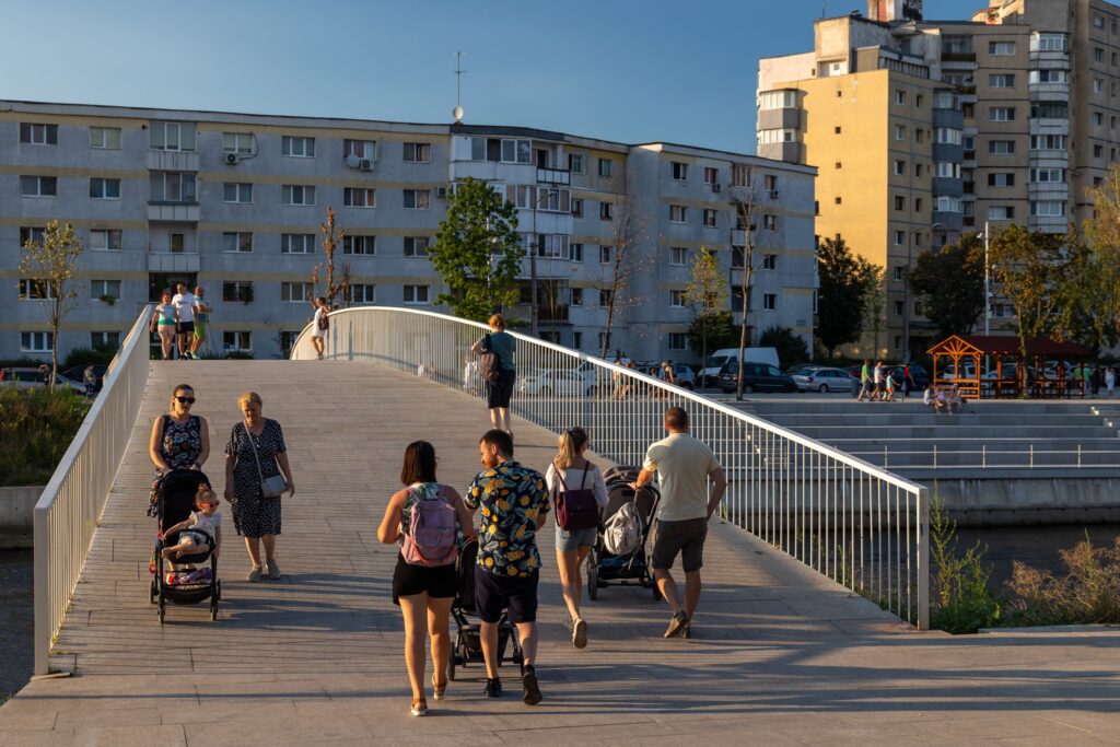 Creșterea de preț, de anul trecut, în favoarea blocurilor construite pe vremea dictatorului Nicolae Ceaușescu a fost de 4% în Cluj-Napoca, de 3,4% la Timișoara și de 1,6% la Brașov, conform unei analize a agenției Blitz Imobiliare.  