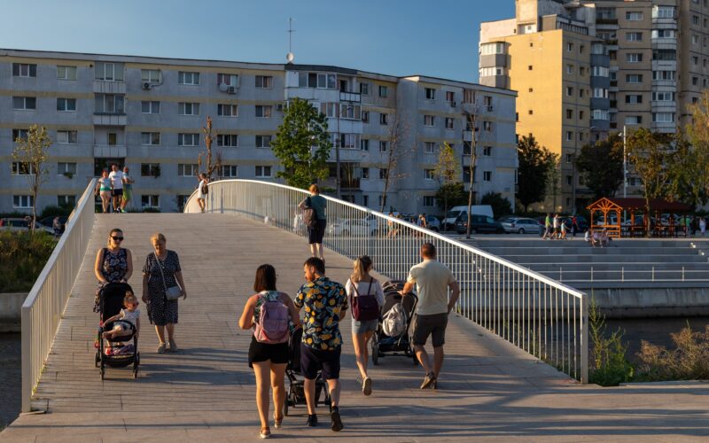 Creșterea de preț, de anul trecut, în favoarea blocurilor construite pe vremea dictatorului Nicolae Ceaușescu a fost de 4% în Cluj-Napoca, de 3,4% la Timișoara și de 1,6% la Brașov, conform unei analize a agenției Blitz Imobiliare.  