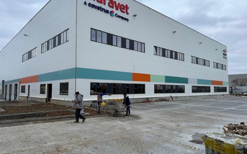 Administratorul Electrocenter Due, Ioan Cheța, anunța finalizarea cu succes a conexiunilor electrice în tablourile furnizate de partenerul său Eaton Electro Producție.