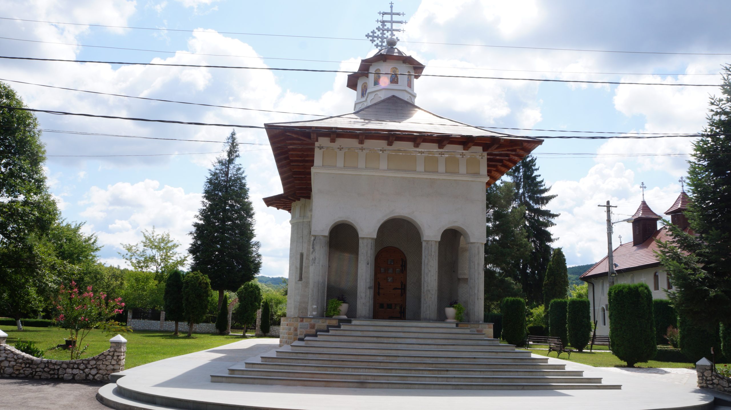 Aici puteți vizita vestita peșteră, biserica de lemn proaspăt restaurată sau Mănăstirea „Izvorul lui Miron”, cunoscută și sub denumirea de „Balta Caldă”